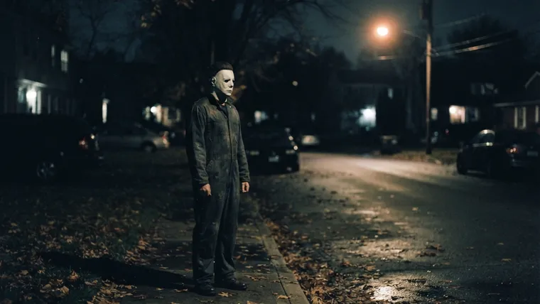 Alla helgons blodiga natt: Michael Myers i vit mask ensam på en mörk förortsgata på Halloween-natten