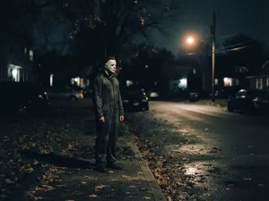 Alla helgons blodiga natt: Michael Myers i vit mask ensam på en mörk förortsgata på Halloween-natten