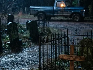 Fredagen den 13:e del 6: en nygrävd grav på en kyrkogård i regnet, med en pickup och en tänd lykta i bakgrunden