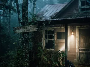 Friday the 13th 2009: en övergiven lägerstuga i skogen, där en ficklampa lyser genom dimman