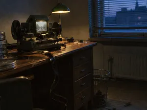 Förbjudna filmer i Sverige: klipprum i skymningen med filmrullar, granskningsapparat och avklippt film ner mot papperskorgen