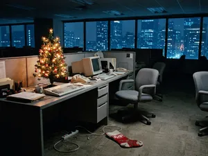 Varför är Die Hard en julfilm: tomt kontor på julafton med tänd julgran på skrivbordet och en julstrumpa på golvet
