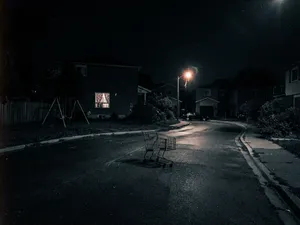 Terror på Elm Street 5: mörk återvändsgränd med blinkande gatlykta och en övergiven shoppingvagn
