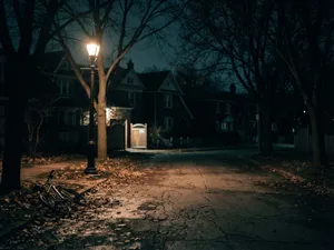 Terror på Elm Street: mörk förortsgata på natten med en ensam gatlykta och en övergiven cykel